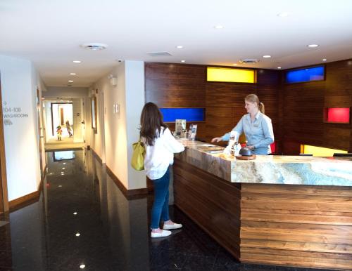 ล็อบบี้, Qualicum Beach Inn in ควอลิคัม บีช (บริติช โคลัมเบีย)