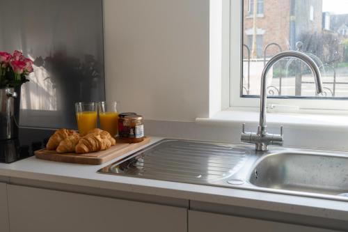 köök, Crossways - a modern two bedroom village apartment close to cheltenham in Eastington