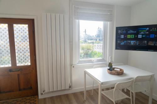 Seadmed, Crossways - a modern two bedroom village apartment close to cheltenham in Eastington