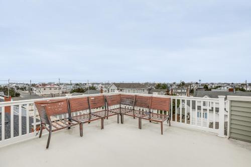 Long Beach Island Townhome with Rooftop Deck! in Long Beach, USA