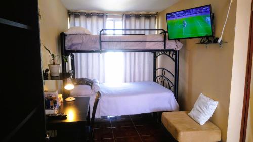 Habitacion con dos camas dobles y baño propio in Puebla, Mexico