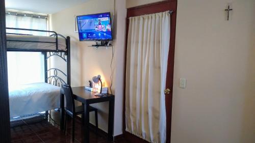 Habitacion con dos camas dobles y baño propio in Puebla, Mexico