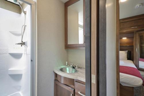 Sunshine Key RV Resort & Marina - 샤워실
