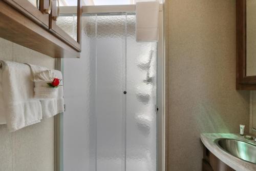 Sunshine Key RV Resort & Marina - 샤워실