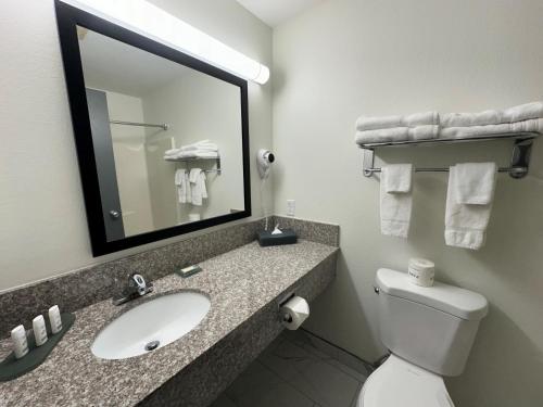 Ramada by Wyndham Waupaca - image 10