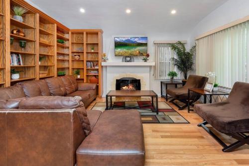 Central LA Bliss: 5 BR Home, BBQ, Perfect Location