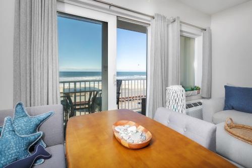 Direct Oceanfront Studio Suite!