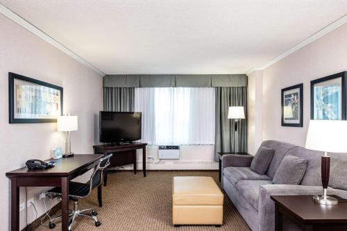 Premium Suite Kitchenette Queen room in Campus Tower Suite Hotel