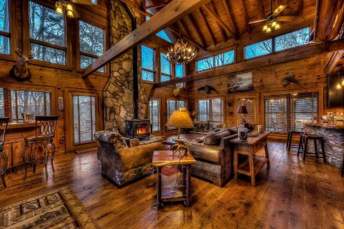 Blue Ridge Bliss- Spacious Cabin, Pets, Hot Tub!