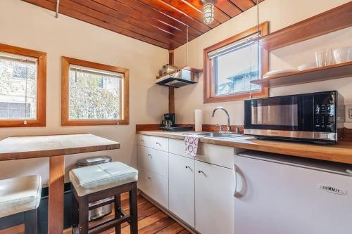 Charming two-level retreat in Capitol Hill - Foxglove Inn