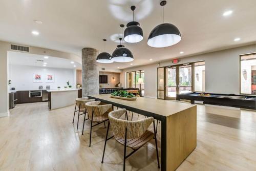 Woodland Hills Luxury Apt 2 bed CA in Los Angeles, USA