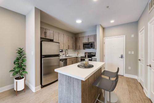 Woodland Hills Luxury Apt 2 bed CA