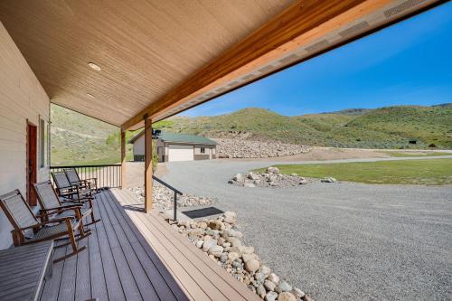 Pateros Home with Deck, 7 Mi to Alta Lake Park! in Sands Trail