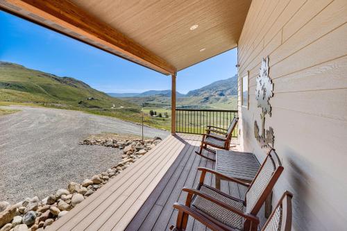 Pateros Home with Deck, 7 Mi to Alta Lake Park! in Sands Trail
