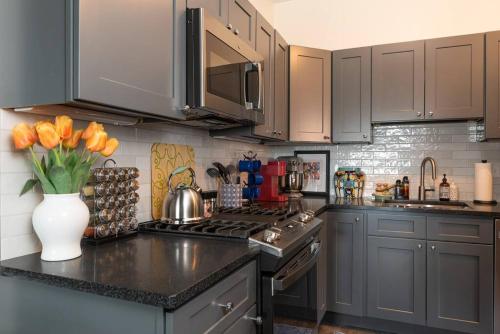 Upscale Loft, Walkable Area, Close to Stadiums in Cleveland, USA