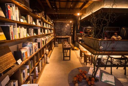 Book & Guesthouse Hitotomaru