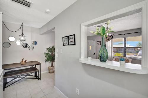 MODERN KING BED HOME CLOSE TO THE BEACH AND STORES. QUIET NEIGHBORHOOD AND PET FRIENDLY! in Jensen Beach, USA