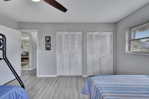MODERN KING BED HOME CLOSE TO THE BEACH AND STORES. QUIET NEIGHBORHOOD AND PET FRIENDLY! in Jensen Beach, USA