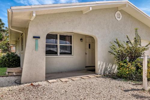 MODERN KING BED HOME CLOSE TO THE BEACH AND STORES. QUIET NEIGHBORHOOD AND PET FRIENDLY! in Jensen Beach, USA