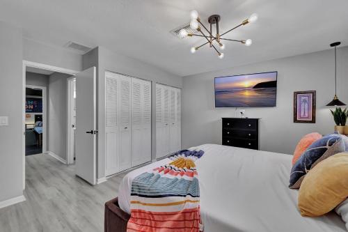MODERN KING BED HOME CLOSE TO THE BEACH AND STORES. QUIET NEIGHBORHOOD AND PET FRIENDLY! in Jensen Beach, USA