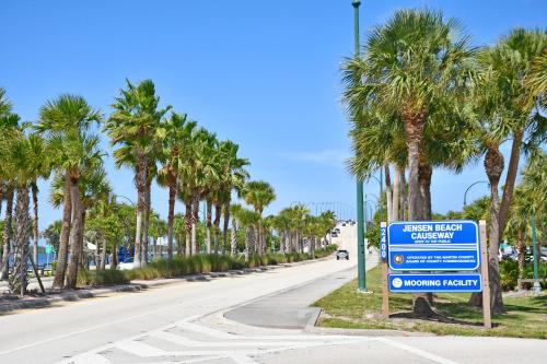 MODERN KING BED HOME CLOSE TO THE BEACH AND STORES. QUIET NEIGHBORHOOD AND PET FRIENDLY! in Jensen Beach, USA