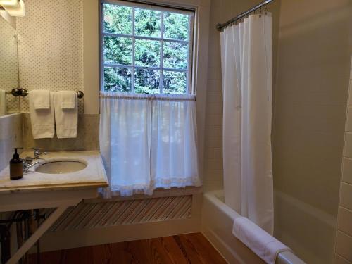 Harbourside Inn - image 3