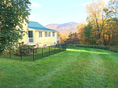 6 Minute Walk to MT Top Inn 4 BR Pets OK & Grill in Chittenden, USA