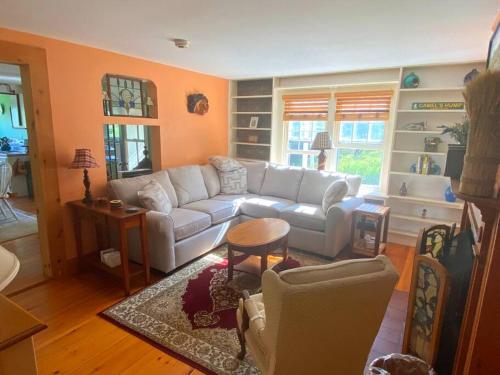 6 Minute Walk to MT Top Inn 4 BR Pets OK & Grill in Chittenden, USA