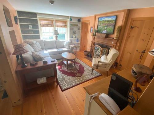 6 Minute Walk to MT Top Inn 4 BR Pets OK & Grill in Chittenden, USA