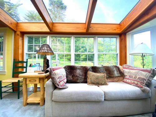 6 Minute Walk to MT Top Inn 4 BR Pets OK & Grill in Chittenden, USA