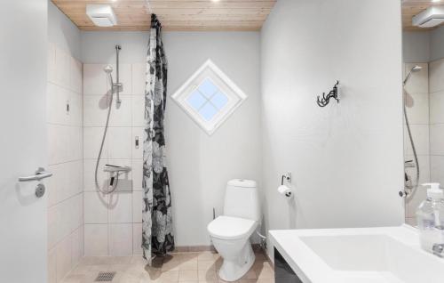 Bathroom, Stunning Apartment In Væggerløse in Idestrup