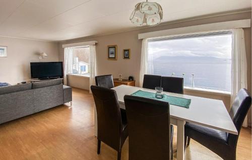 5 Bedroom Amazing Home In Strandebarm in สตรานเดบาร์ม