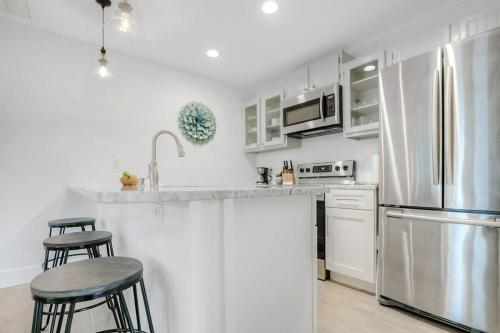 Beachside Suite, Newly Renovated, Steps to the Sand, Relax and Unwind! in St. Augustine, USA