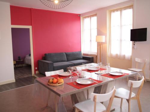 Le Roussard - FR-1-491-385 (Gite familial spacieux, ideal pour nature et randonnees - 3 chambres, jardin clos, equipement comple) in 聖加來