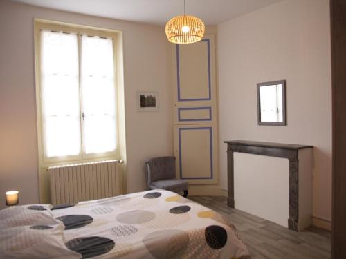 Le Roussard - FR-1-491-385 (Gite familial spacieux, ideal pour nature et randonnees - 3 chambres, jardin clos, equipement comple) in 聖加來