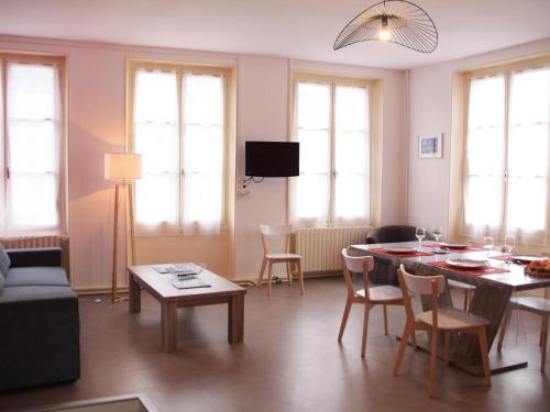 Le Roussard - FR-1-491-385 (Gite familial spacieux, ideal pour nature et randonnees - 3 chambres, jardin clos, equipement comple) in 聖加來