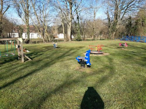 Le Roussard - FR-1-491-385 (Gite familial spacieux, ideal pour nature et randonnees - 3 chambres, jardin clos, equipement comple) in 聖加來