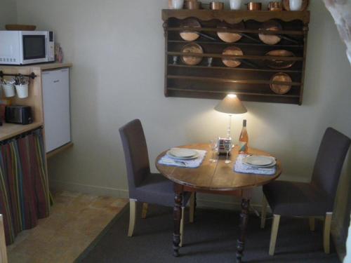 Gîte Monteaux, 2 pièces, 2 personnes - FR-1-491-422 (Charmante maison avec jardin privatif, proche des Chateaux de la Loire, animaux acceptes - FR-1-491-) in Monteaux