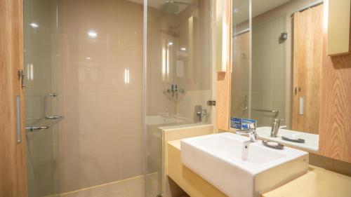 Deluxe Twin Room image 6