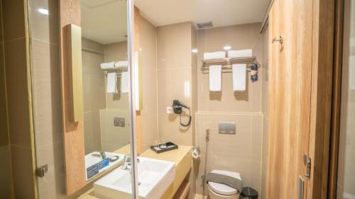 Deluxe Twin Room image 5