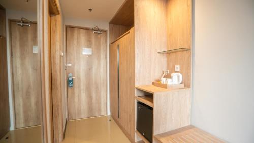 Deluxe King Room image 8