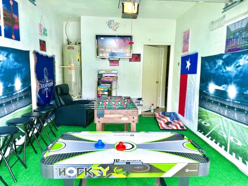 A Blissful Townhome with a Game Room Near AT&T Stadium, Six Flags, DFW Airport