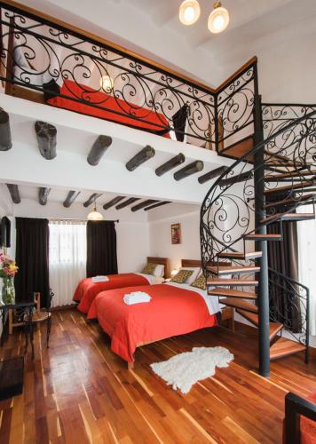 1 queen bed, 3 twin beds