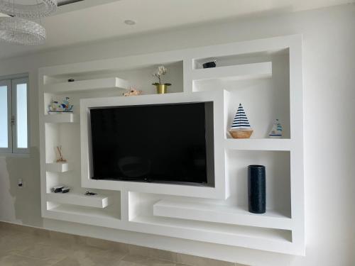 Modern Beach Retreat: 1-Bed Apt at Villa Iris