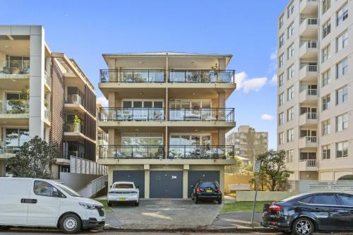 Stunning 2-Bed Coastal Pad Across From the Beach - image 11