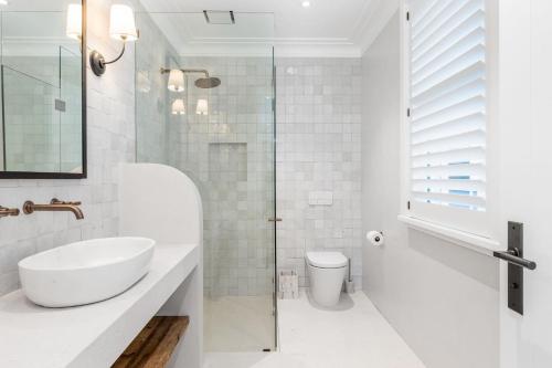 Aquarium House - with direct beach access & pool