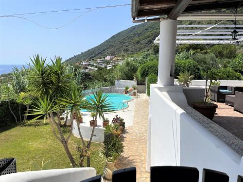  Villa Batanà con piscina e giardino sul mare, Santa Marina Salina in Santa Marina Salina