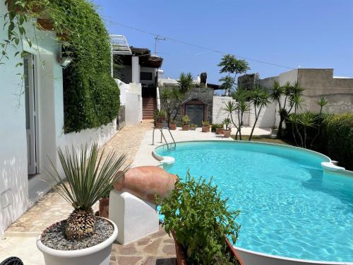  Villa Batanà con piscina e giardino sul mare, Santa Marina Salina in Santa Marina Salina