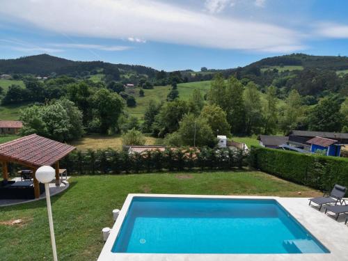 Amplia casa con piscina y zona de juegos