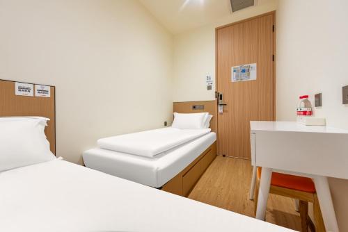 Twin room, shared bathroom